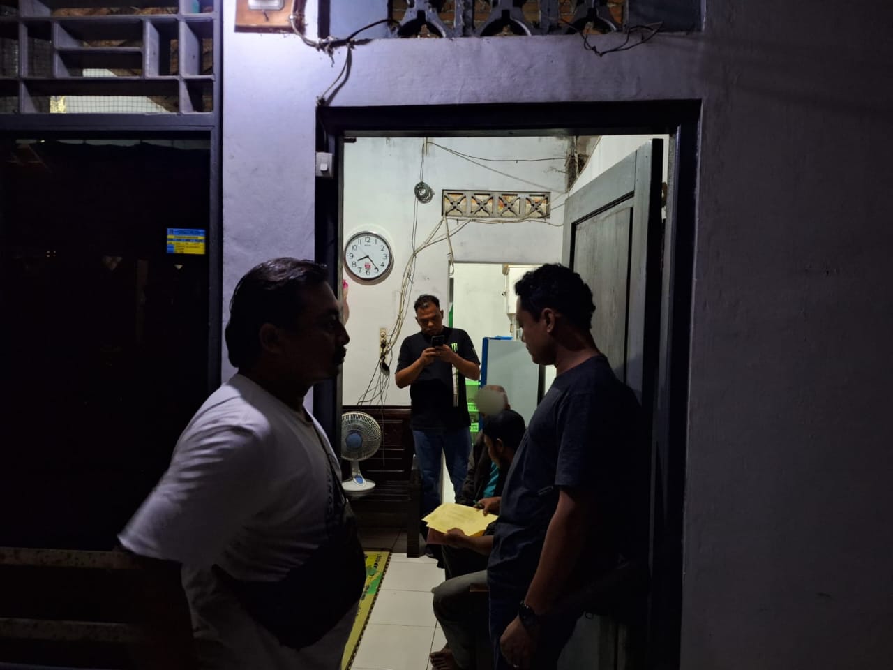 TANGKAP: Personel Polres Kulon Progo mengamankan tersangka di kediamannya.&nbsp;
