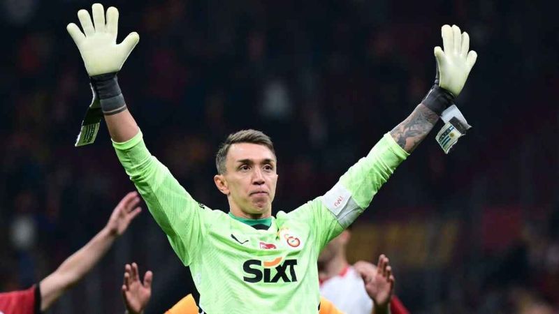 Kiper Galatasaray, Fernando Muslera mencetak gol kemenangan yang memastikan gelar juara Turki Super Lig