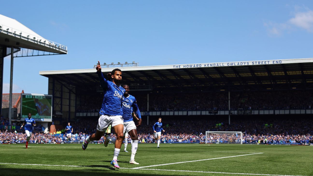 Selebrasi pemain Everton setelah mencetak gol dalam laga terakhir di Goodison Park