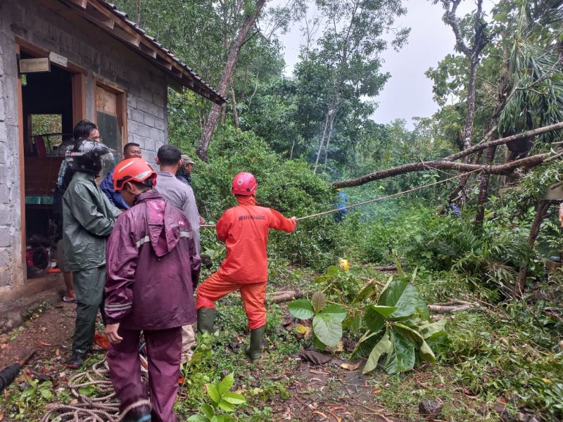 EVAKUASI: Petugas BPBD bersama TNI, Polisi, relawan, dan warga sedang melakukan cepat tanggap bencana di Kalurahan Katongan, Nglipar Senin (19/5).