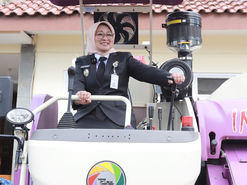 Bupati Kebumen Lilis Nuryani menyerahkan secara simbolis bantuan alat mesin pertanian untuk 96 kelompok tani.