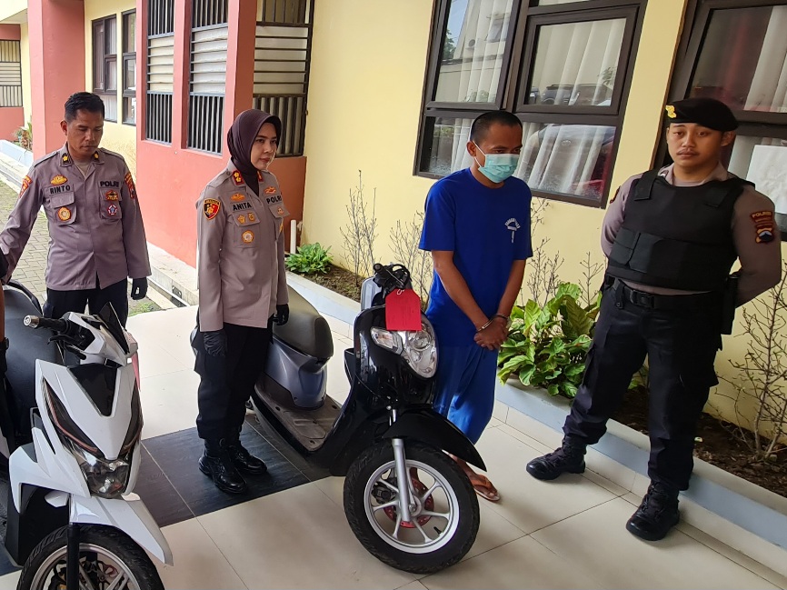 Polisi menangkap pelaku pencurian sepeda motor di Puskesmas Bandongan.