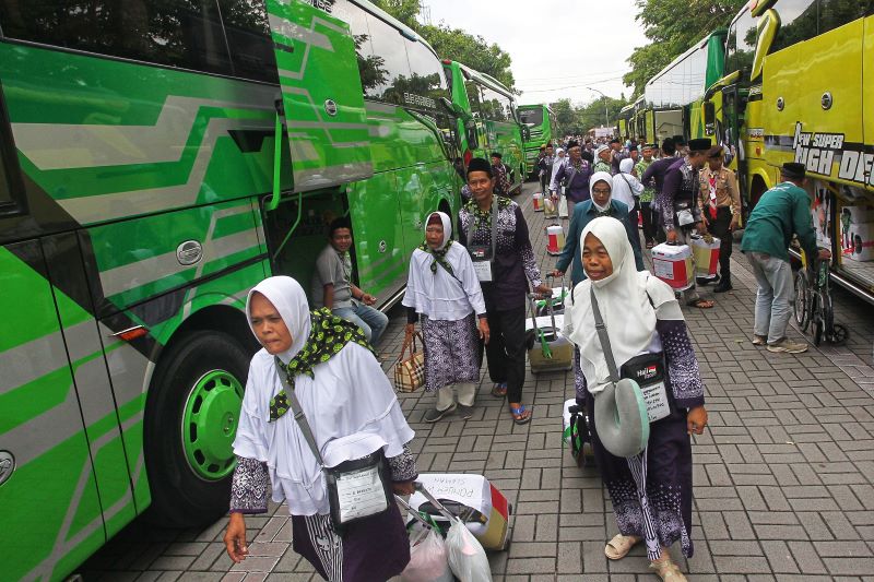 Jamaah calon haji bersiap untuk pemberangkatan di Masjid Agung Sleman Selasa (20/5). Pada tahun ini ada 1.210 orang yang akan berangkat haji dari Kabupaten Sleman, jumlah itu menurun dibanding 2024