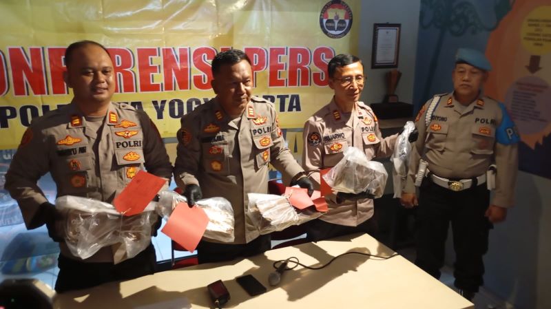 BARANG BUKTI: Jajaran kepolisian saat menunjukkan barang bukti perusakan makam di Polsek Kotagede, Selasa (20/5/2025).&nbsp;