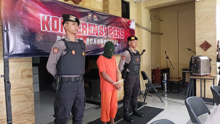 Pria berinisial BSW (29) digelandang ke Polres Gunungkidul setelah berhasil dibekuk oleh polisi karena melakukan kekerasan seksual terhadap anak di bawah umur.