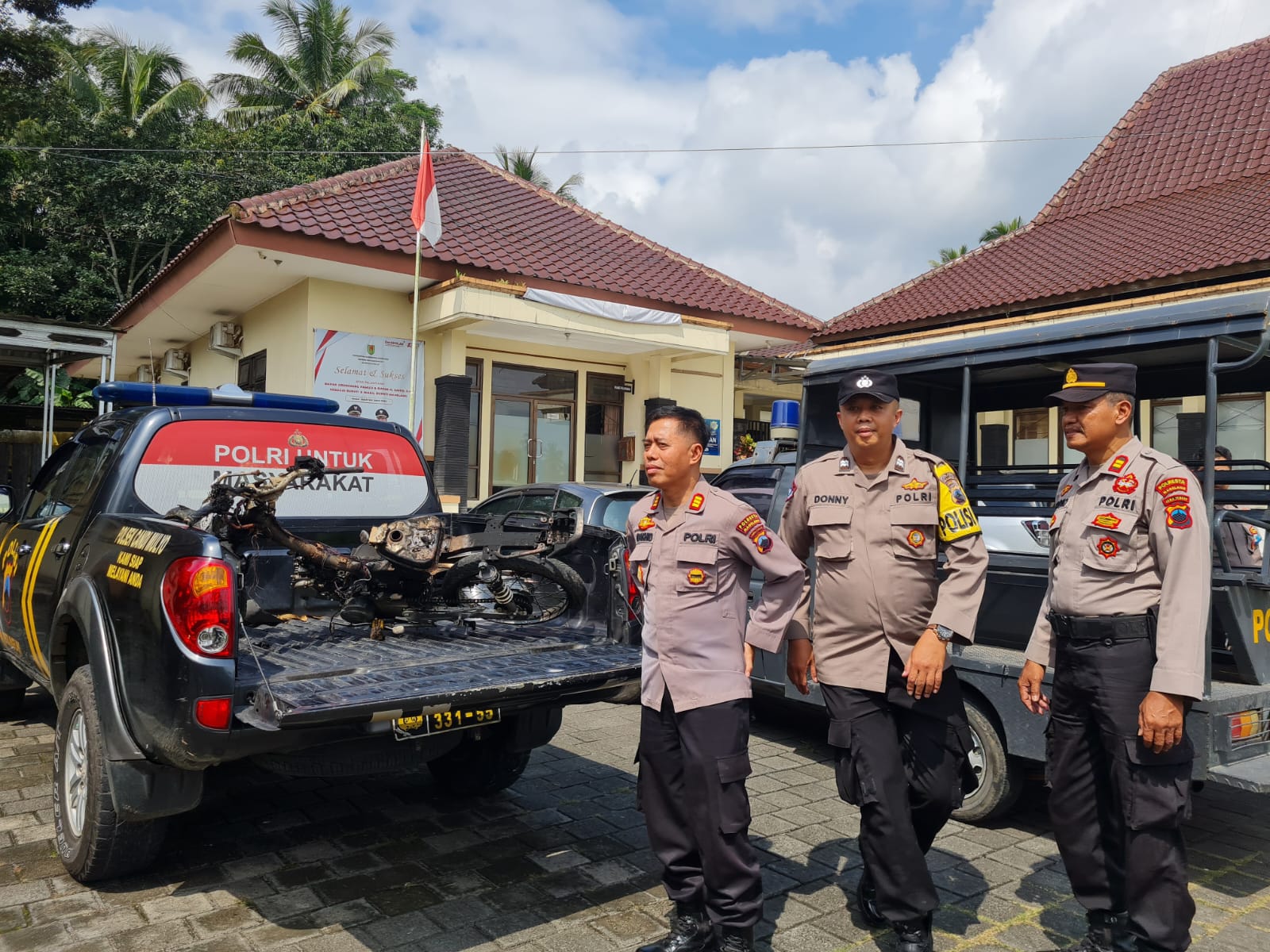 DITANGKAP: Barang bukti berupa sepeda motor dan kotak amal berhasil diamankan Polsek Candimulyo, Selasa (20/5/2025).