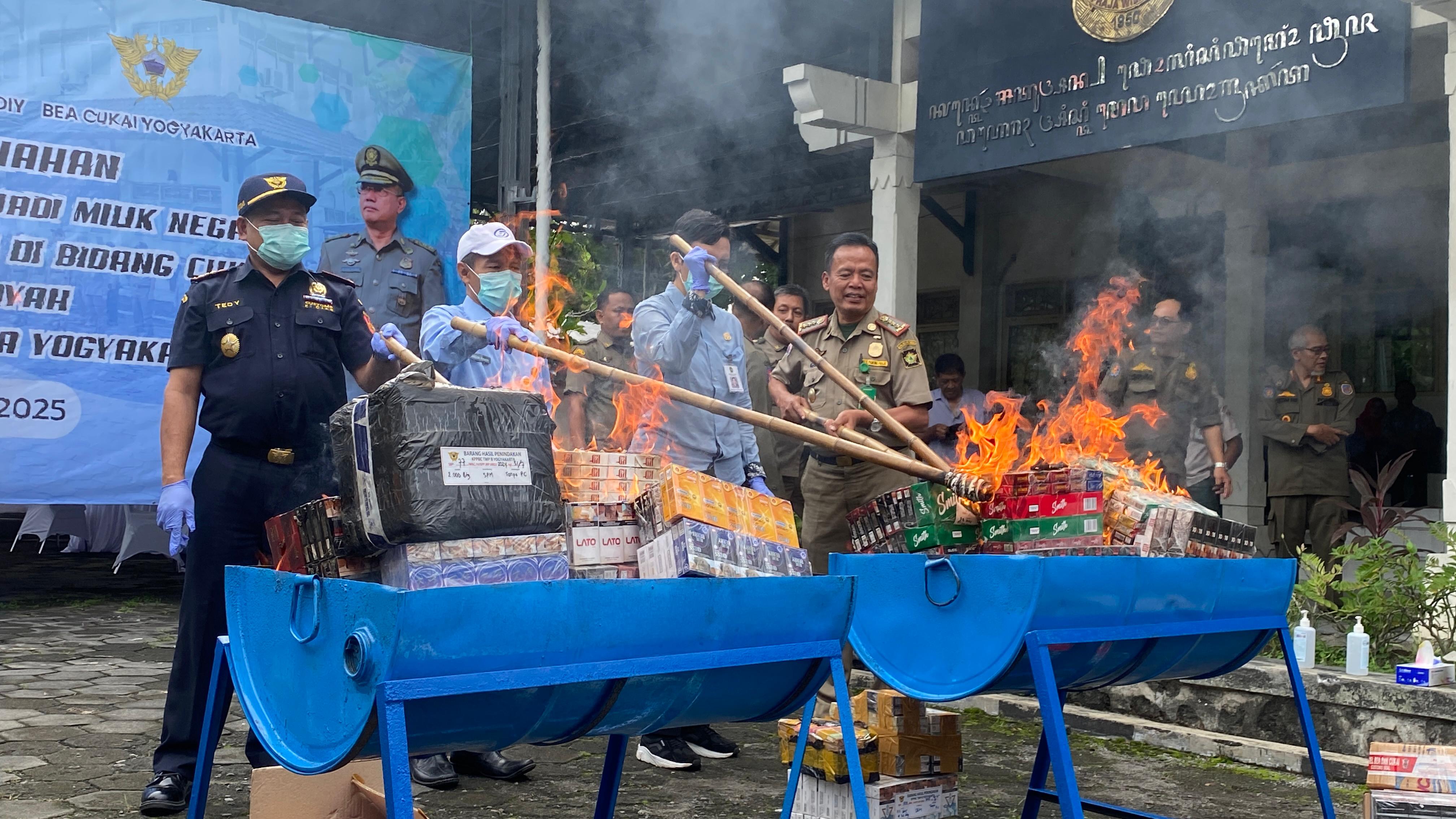 Acara pemusnahan rokok ilegal di Kantor Satpol PP DIY, Selasa (20/5). 