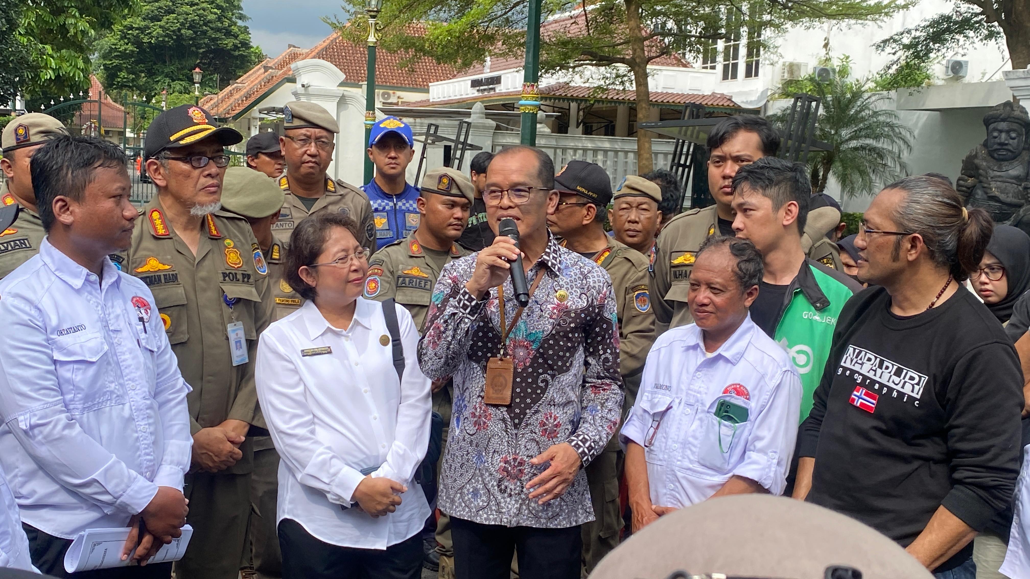 Perwakilan Pemprov DIY yang menemui Massa Aksi di Kantor Kepatihan, Jogja, Selasa (20/5/2025).