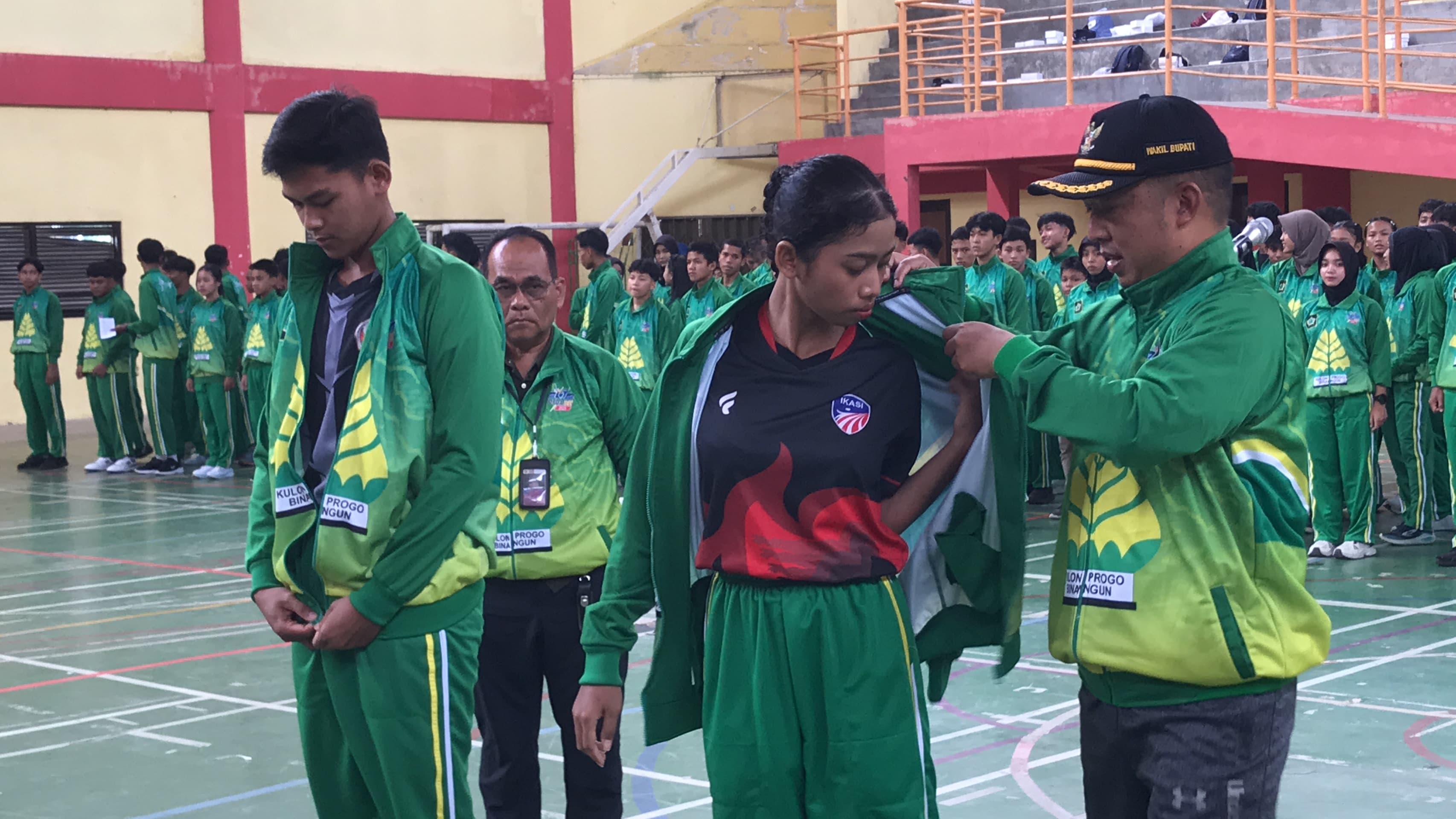 Wakil Bupati Kulon Progo mengenakan jaket pada atlet muda.  &nbsp;
