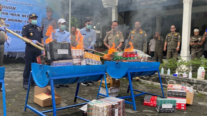 TAK RESMI: Pemusnahan satu truk rokok ilegal di Kantor Satpol PP DIY Selasa (20/5).