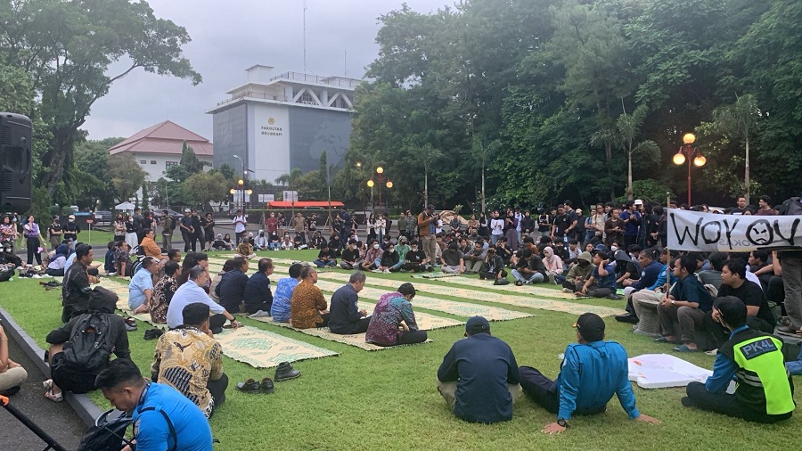 Jajaran rektorat UGM menemui para mahasiswa aksi yang membangun tenda di kawasan Balairung UGM sejak Rabu (14/5/2025).