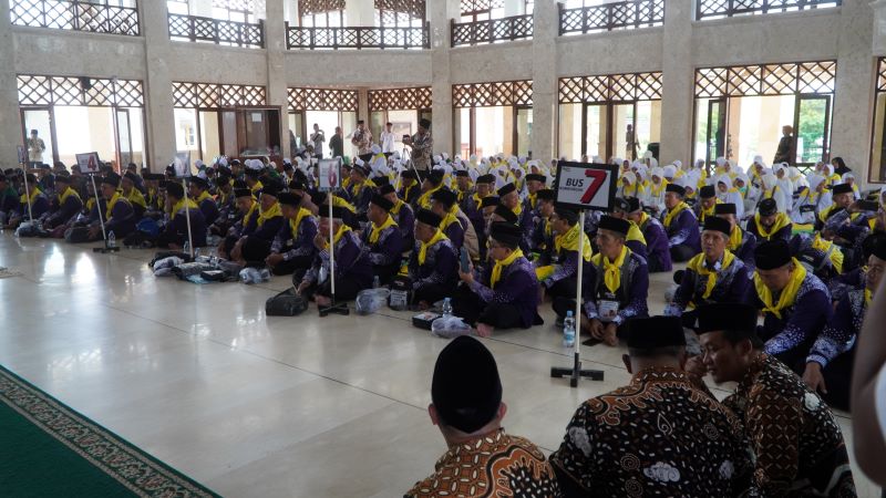 Jemaah calon haji asal Gunungkidul menghadiri sesi pelepasan di Masjid Agung Al Ikhlas Wonosari Rabu (21/5)