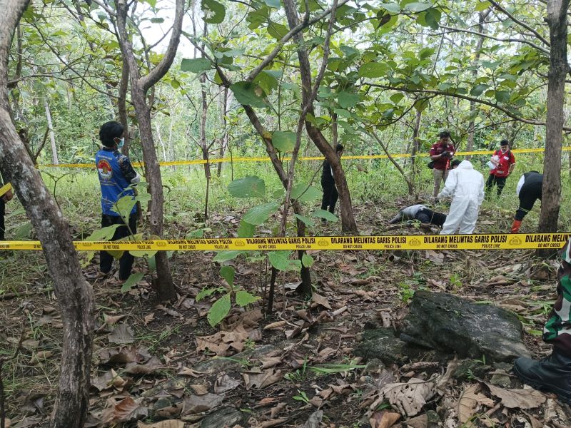 PENANGANAN : Petugas mengevakuasi mayat seorang pria asal Magelang yang ditemukan di petilasan Desa Kambangsari, Kecamatan Alian.
