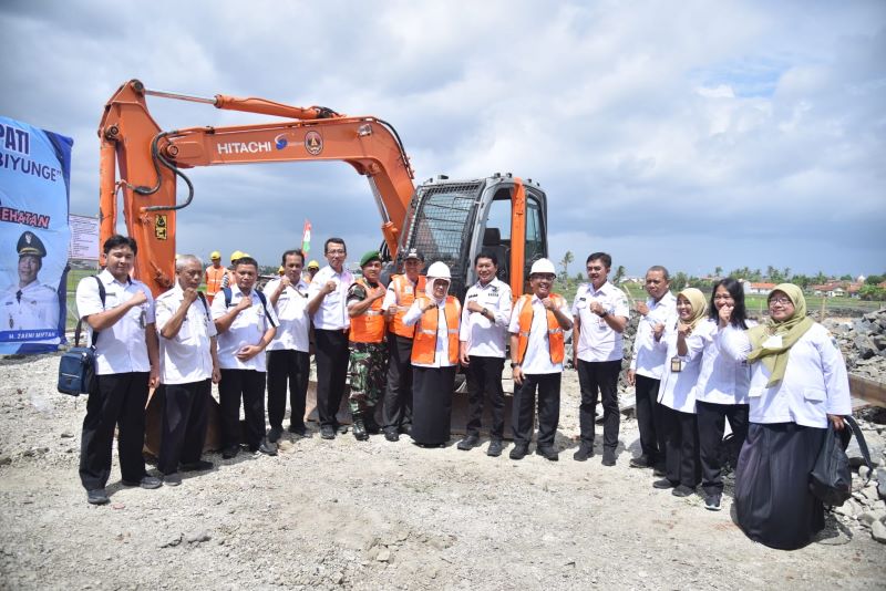 MULAI DIBANGUN: Bupati Kebumen Lilis Nuryani melakukan prosesi peletakan batu pertama sebagai tanda dimulainya pembangunan puskesmas pembantu (pustu).
