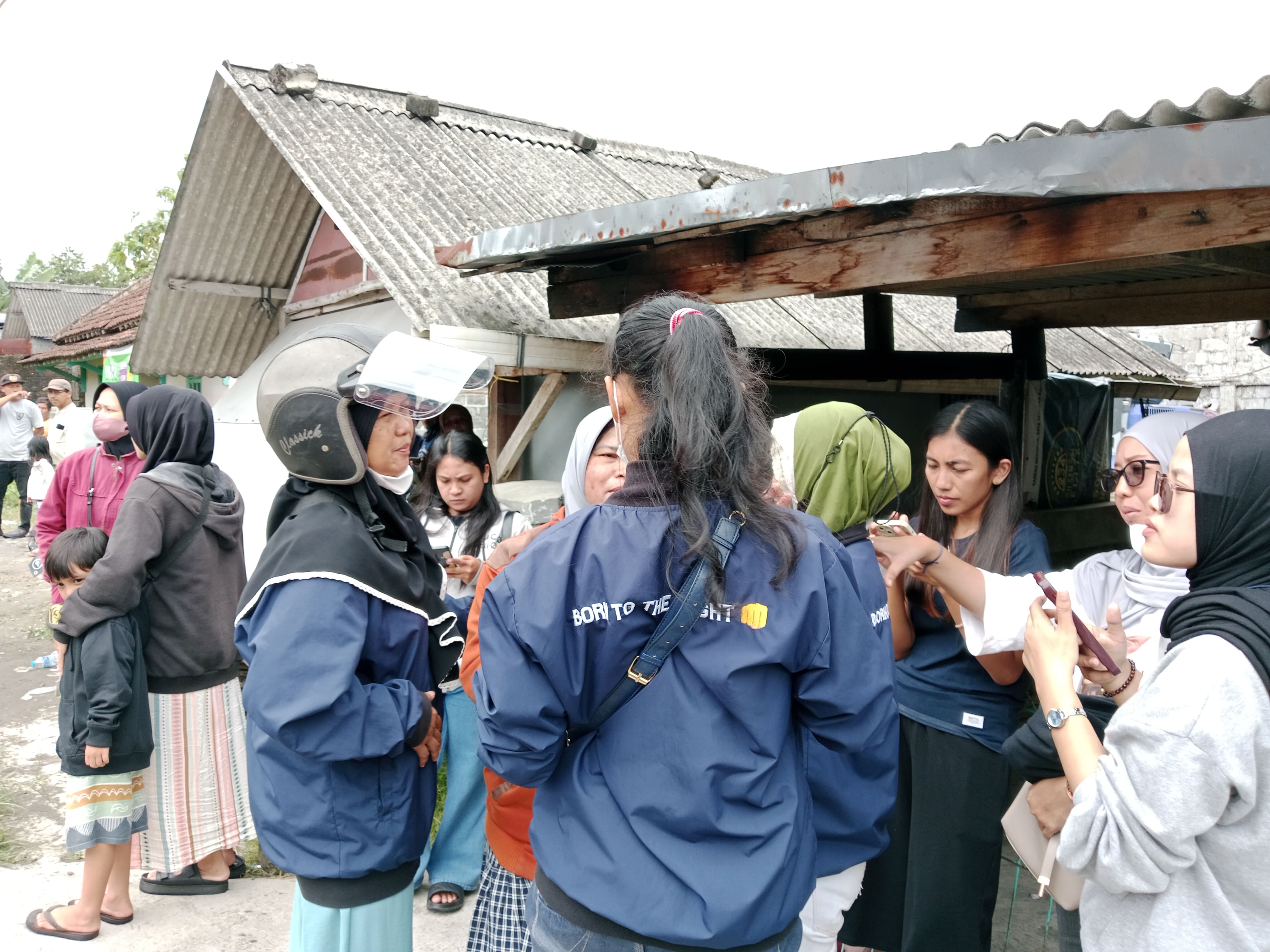 Anggap Jadi Rumah Kedua, Pegawai Tetap Datang Lihat Kondisi Pabrik Garmen di Ngaglik yang Terbakar