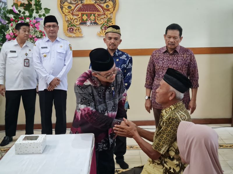 KUNJUNGAN: Mendikdasmen didampingi bupati Magelang mengunjungi SD IT Q As Syafi