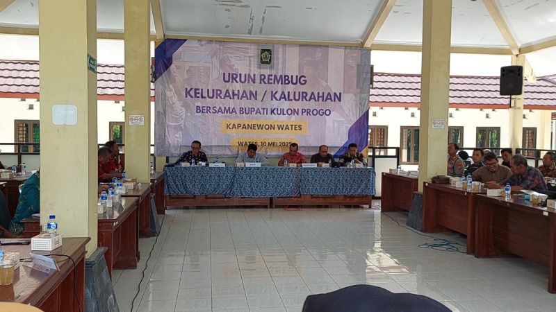 URUN REMBUG: Bupati dan Lurah se-Kapanewon Wates membahas Koperasi Merah Putih.