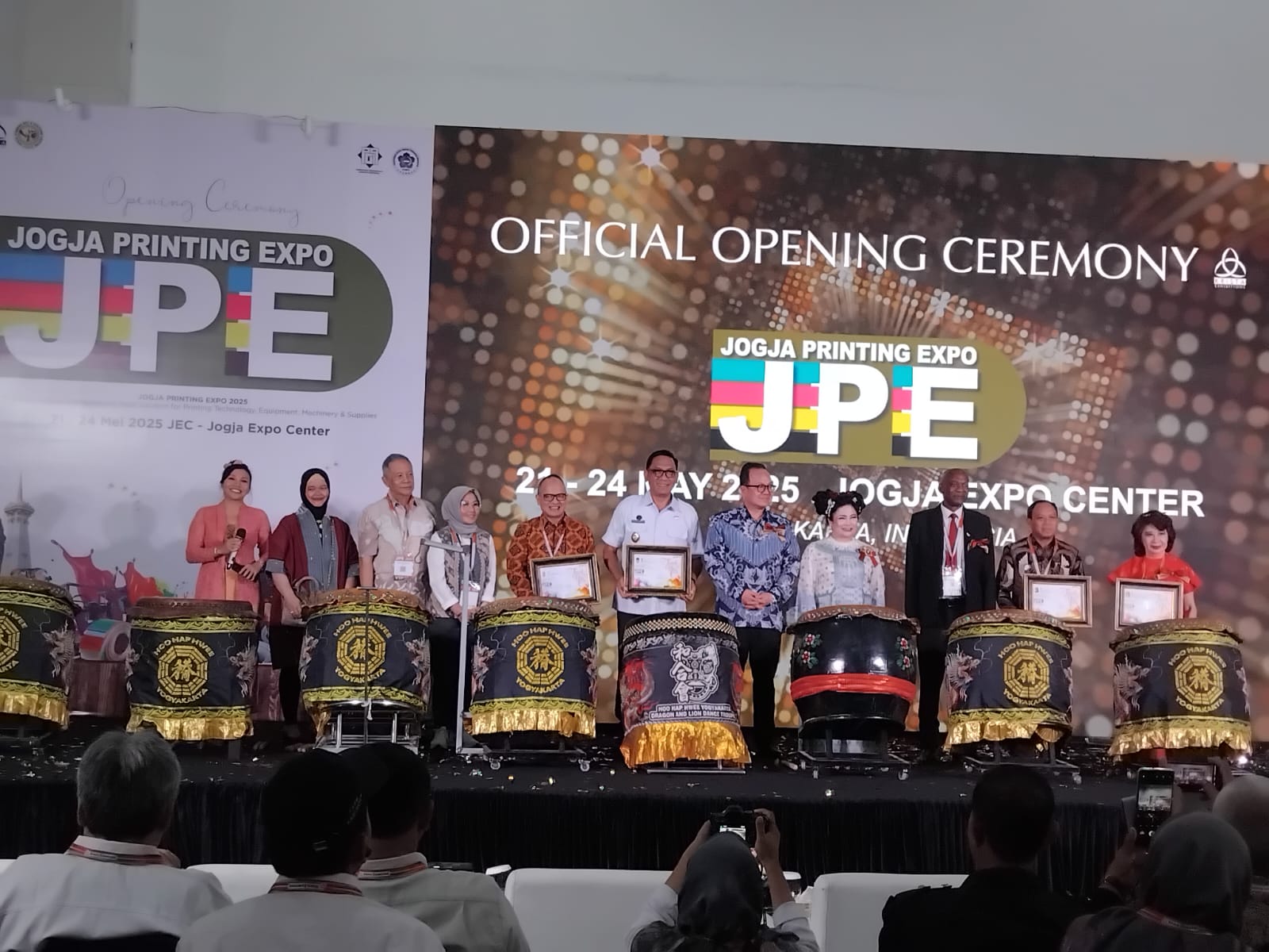 Keterangan Wakil Wali Kota Jogja Wawan Harmawan dan CEO Krista Exhibitions Daud D Salim saat membuka acara pameran Jogja Printing Expo 2025 dengan memukul tambur dengan