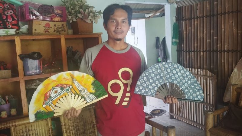 Dermawan saat memperlihatkan beragam kipas buatannya.