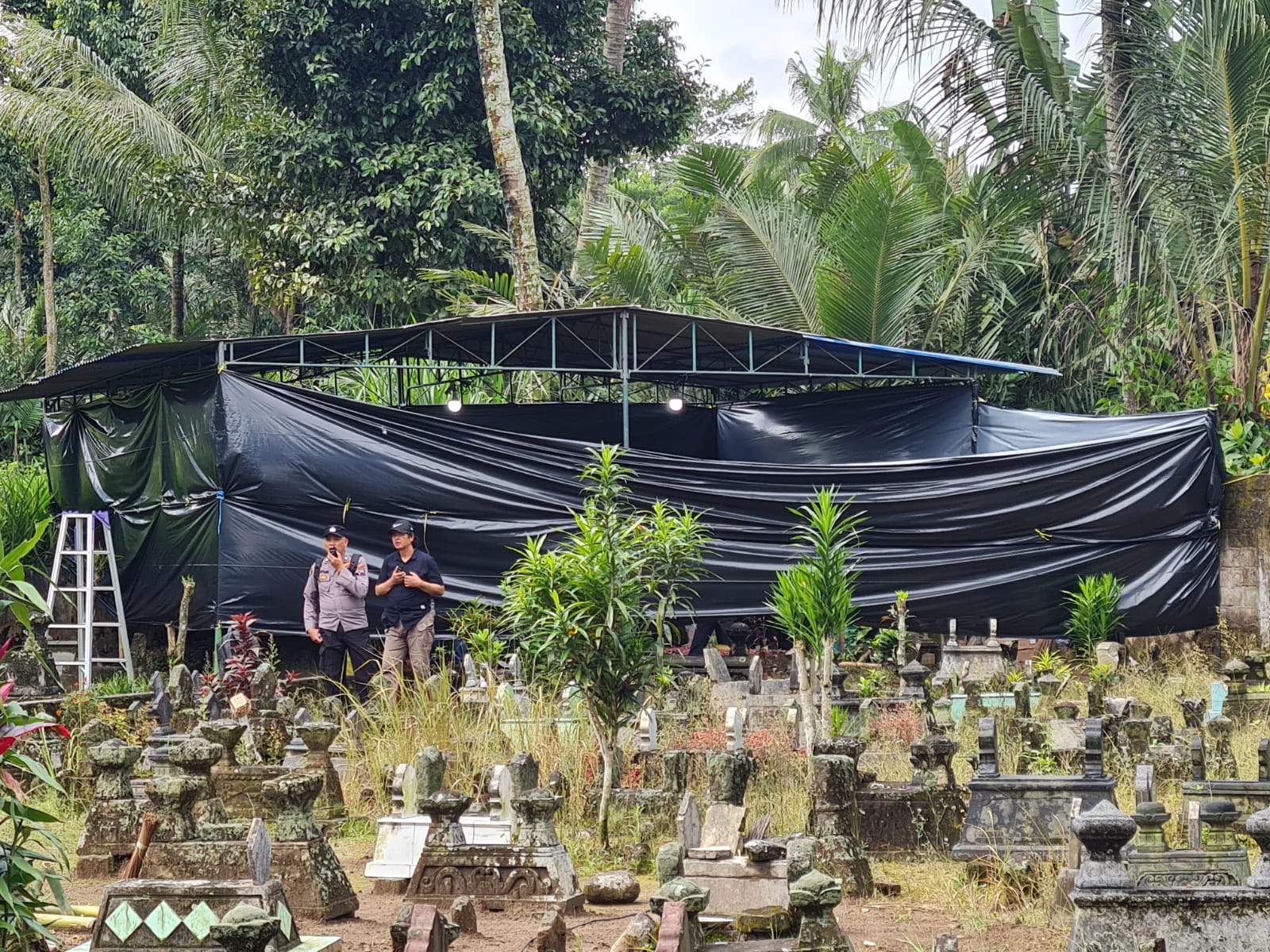 EKSHUMASI: Tim Dokkes Polda Jateng, inafis Polres Kebuman bersama warga setempat membongkar makam MN untuk dilakukan autopsi, Rabu (21/5/2025).
