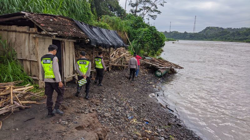 OLAH TKP: Personel kepolisian saat mengolah tempat kejadian perkara penemuan bayi di bantaran Sungai Progo Rabu (21/5).