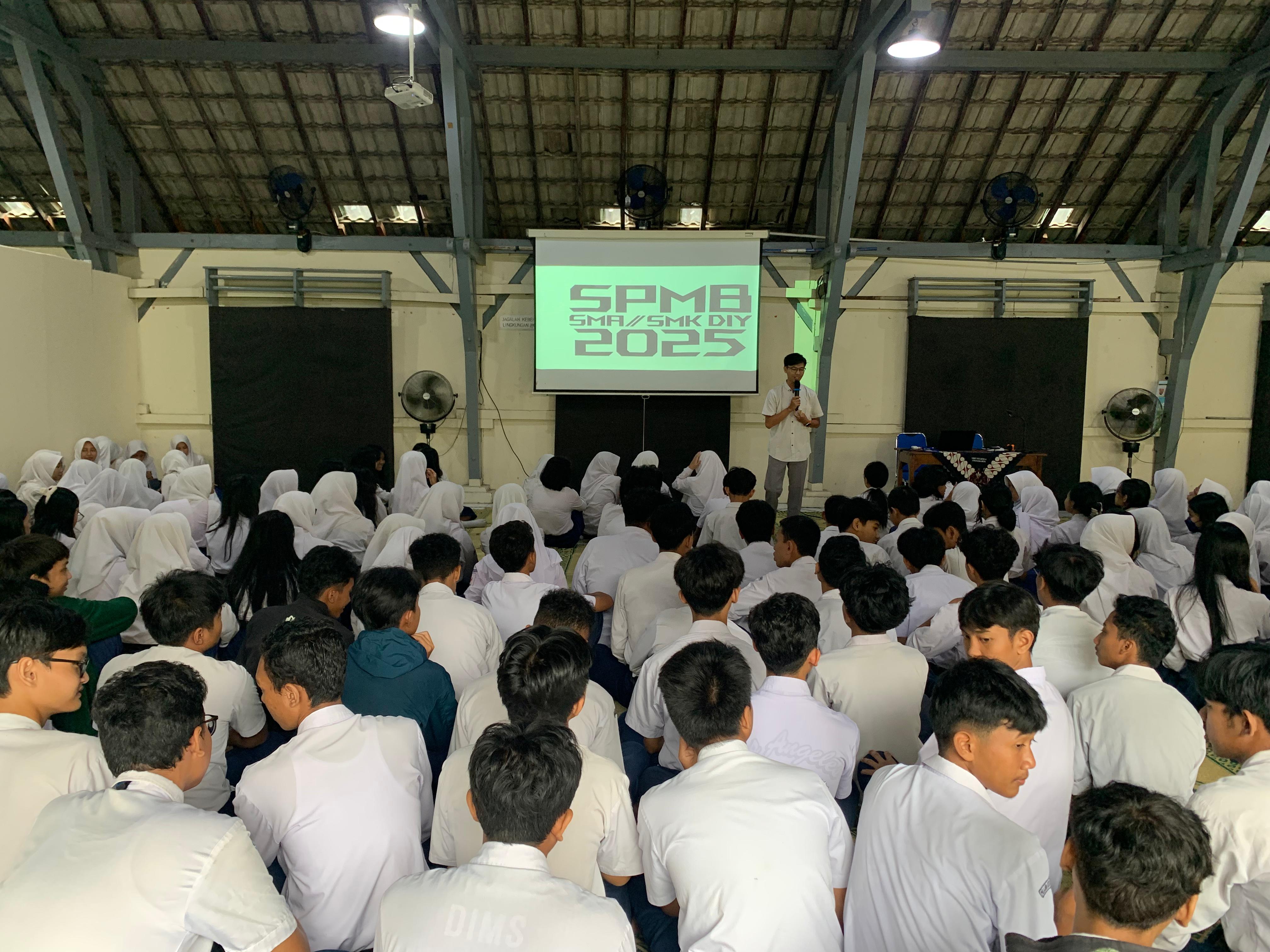 Foto guru BK SMPN 6 Jogjakarta M. Najibulloh Faozi dan foto sosialisasi SPMB SMA bagi para siswa kelas 9  &nbsp;
