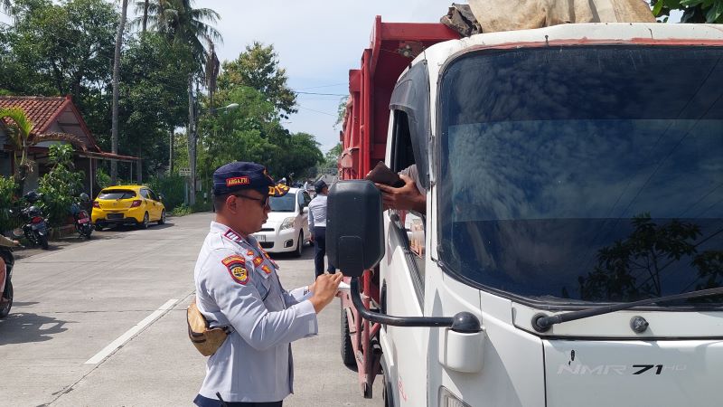 SIDAK: Personel gabungan menghentikan truk tambang kategori over kapasitas.&nbsp;