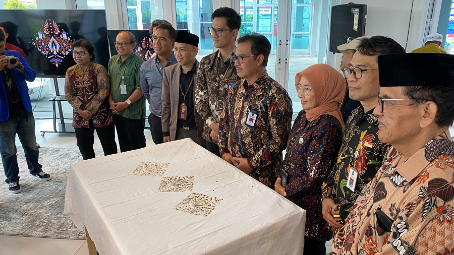 MOTIF BARU: Wali Kota Jogja Hasto Wardoyo saat meluncurkan motif batik segoro amarto reborn di Pusat Desain Industri Nasional (PDIN) Yogyakarta, Kamis (22/5/2025).