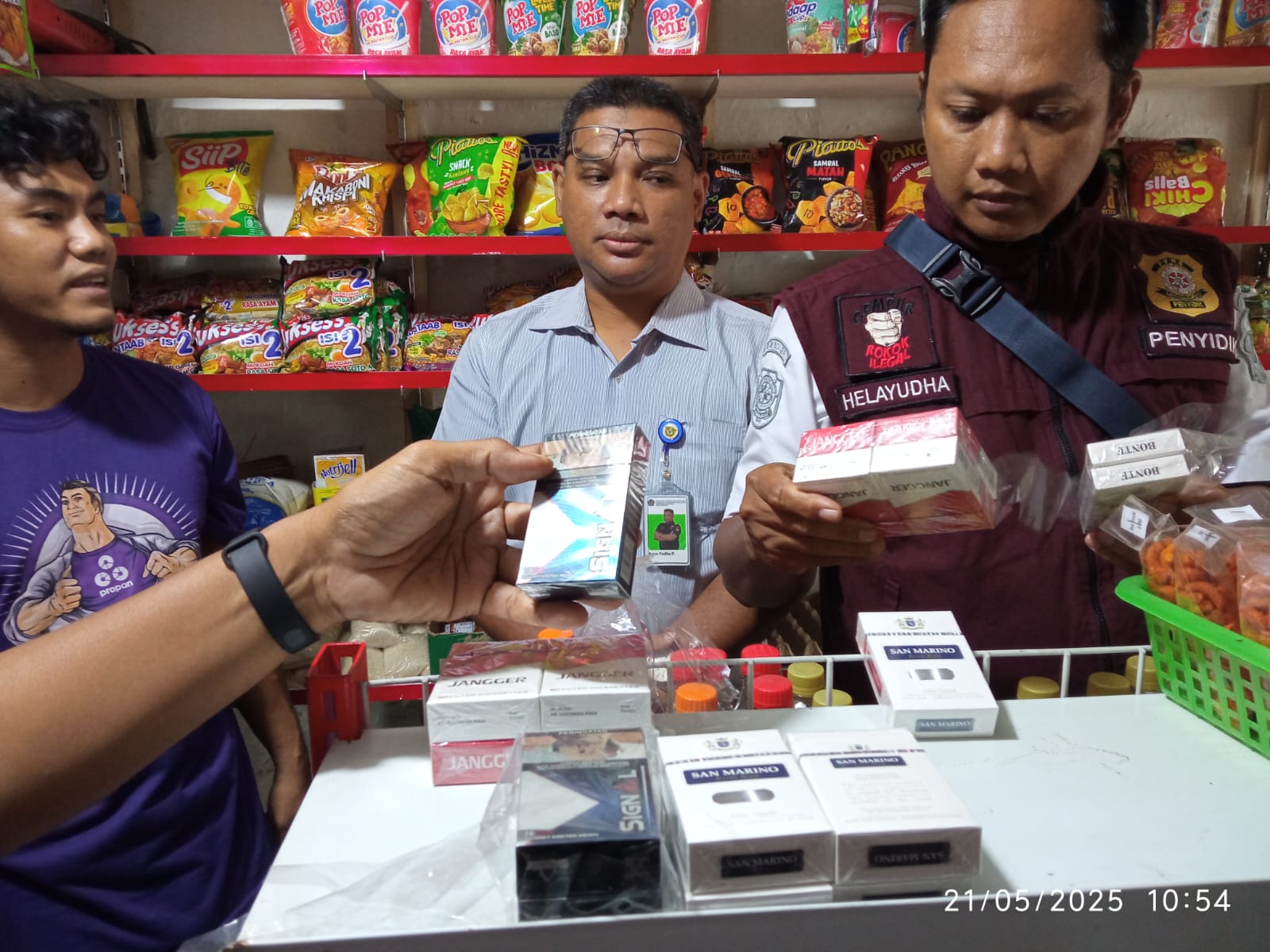 Petugas saat melakukan operasi rokok ilegal pada salah satu warung kelontong yang beralamat di Jalan A.M Sangaji, Jetis, Rabu (21/5/2025).