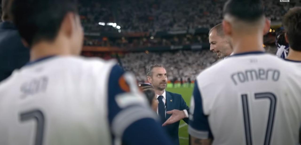 Presiden UEFA, Aleksander Ceferin terliha berbicara dengan pembawa medali saat kurangnya medali bagi para pemain Tottenham Hotspur