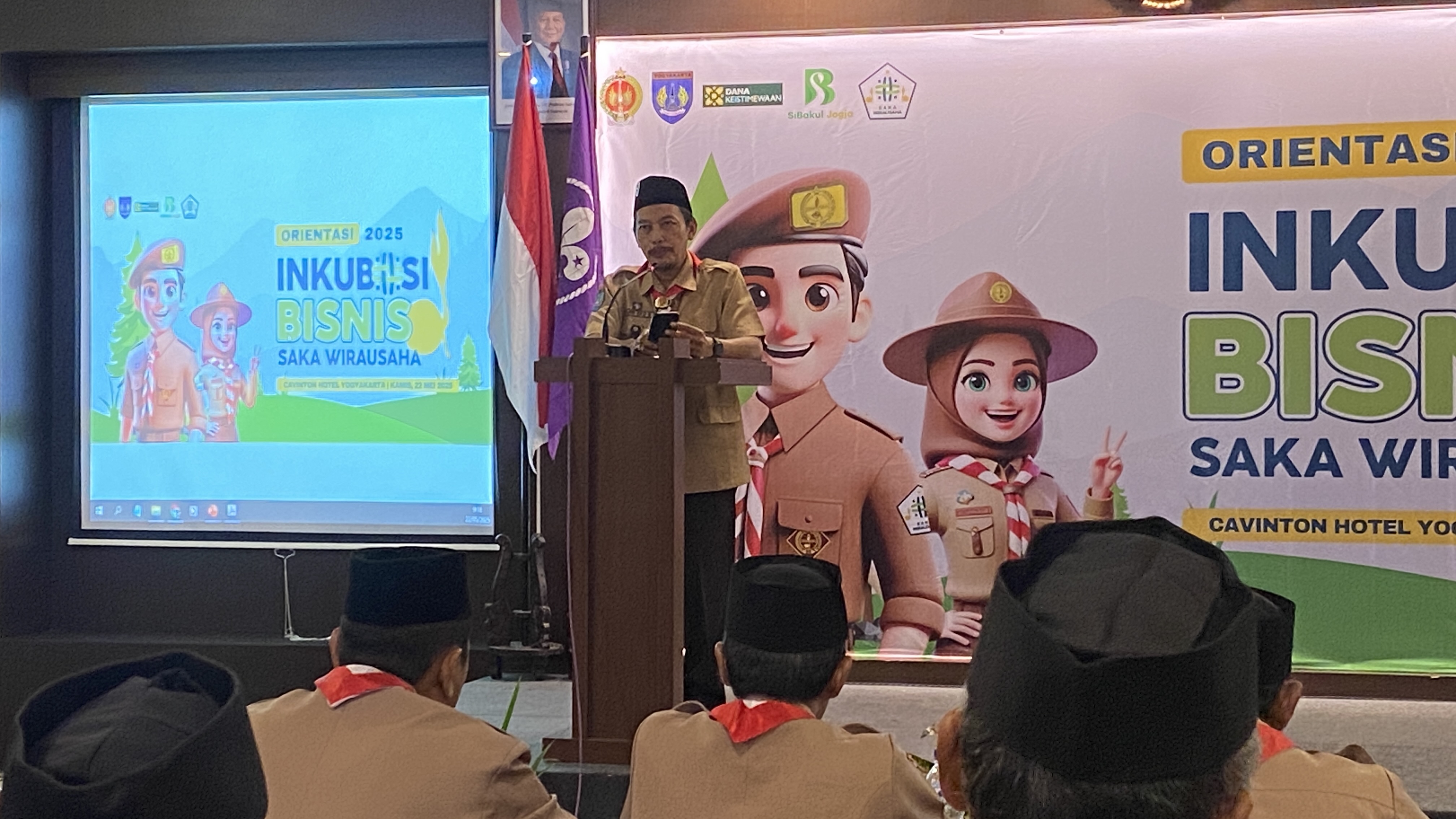 Paniradya Pati Kaistimewan DIY Aris Eko Nugroho memberikan sambutan di depan peserta Orientasi Inkubasi Bisnis Saka Wirausaha 2025. Aris mendukung  tumbuhnya ekosistem kewirausahaan di kalangan anak m