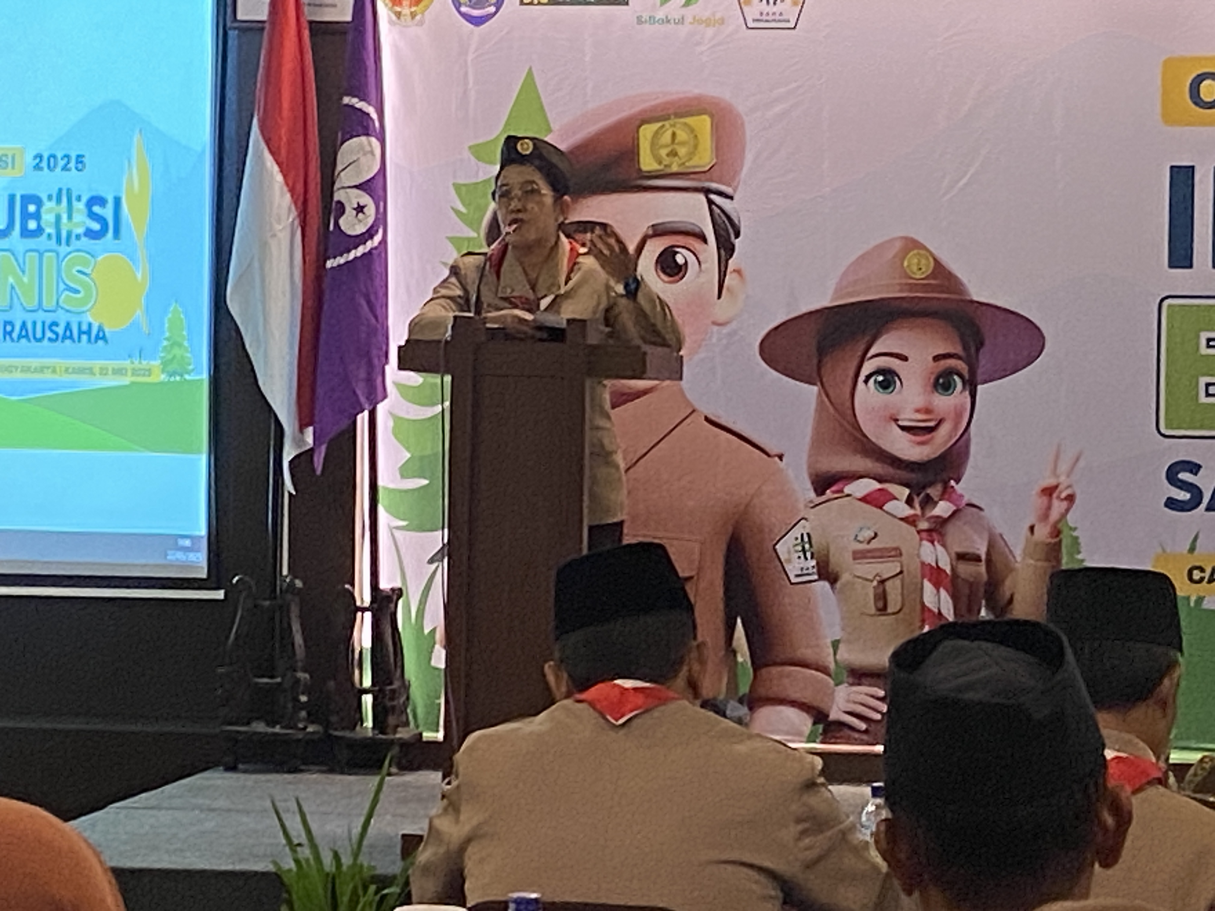 Ketua Majelis Pembimbing Saka Wirausaha yang juga Kepala Dinas Koperasi dan UKM DIY Srie Nurkyatsiwi menyalami salah satu peserta saat pembukaan di Hotel Cavinton, Jogja, kemarin (22/5).