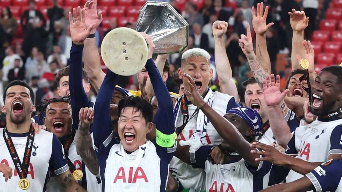 Kapten Tottenham Hotspur, Son Heung Min rayakan gelar juara Europa League setelah kalahkan Manchester United di Final