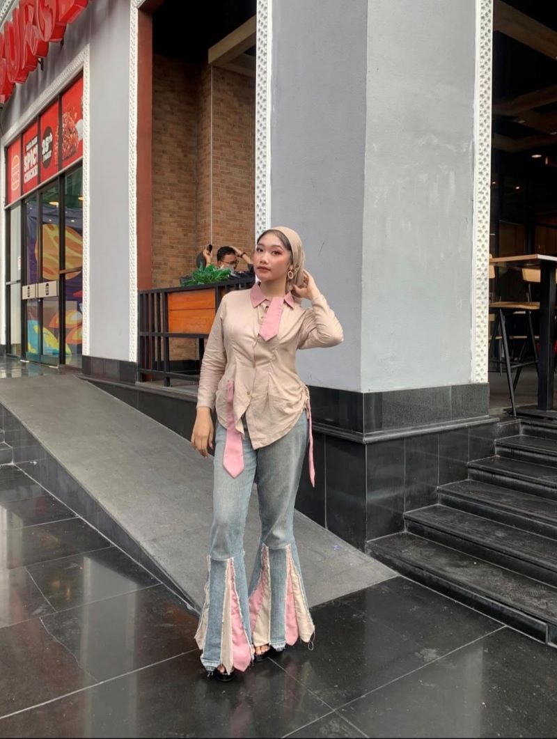 TAMPIL PEDE: Rizka Nur Ariefa saat menggunakan rework fashion buatannya.