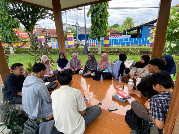 KUMPUL BARENG: Relawan Kebumen Book Party berkumpul setiap dua pekan di Pendopo Taman Kota Kebumen.