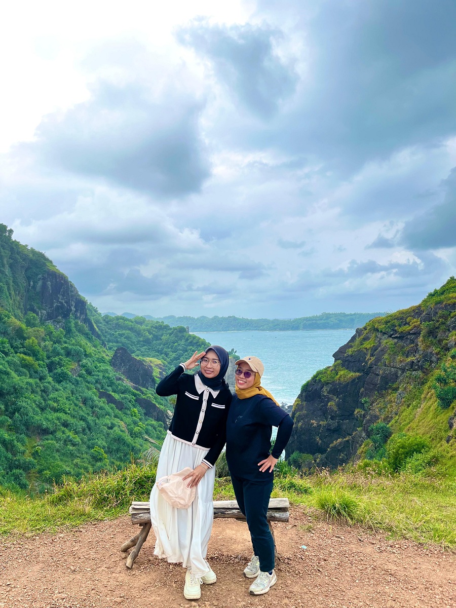 Dua hiker saat berfoto dari atas tebing Pantai Siung sebelum akhirnya mereka berdua melanjutkan perjalanan hiking menuju Bukit Pengilon.