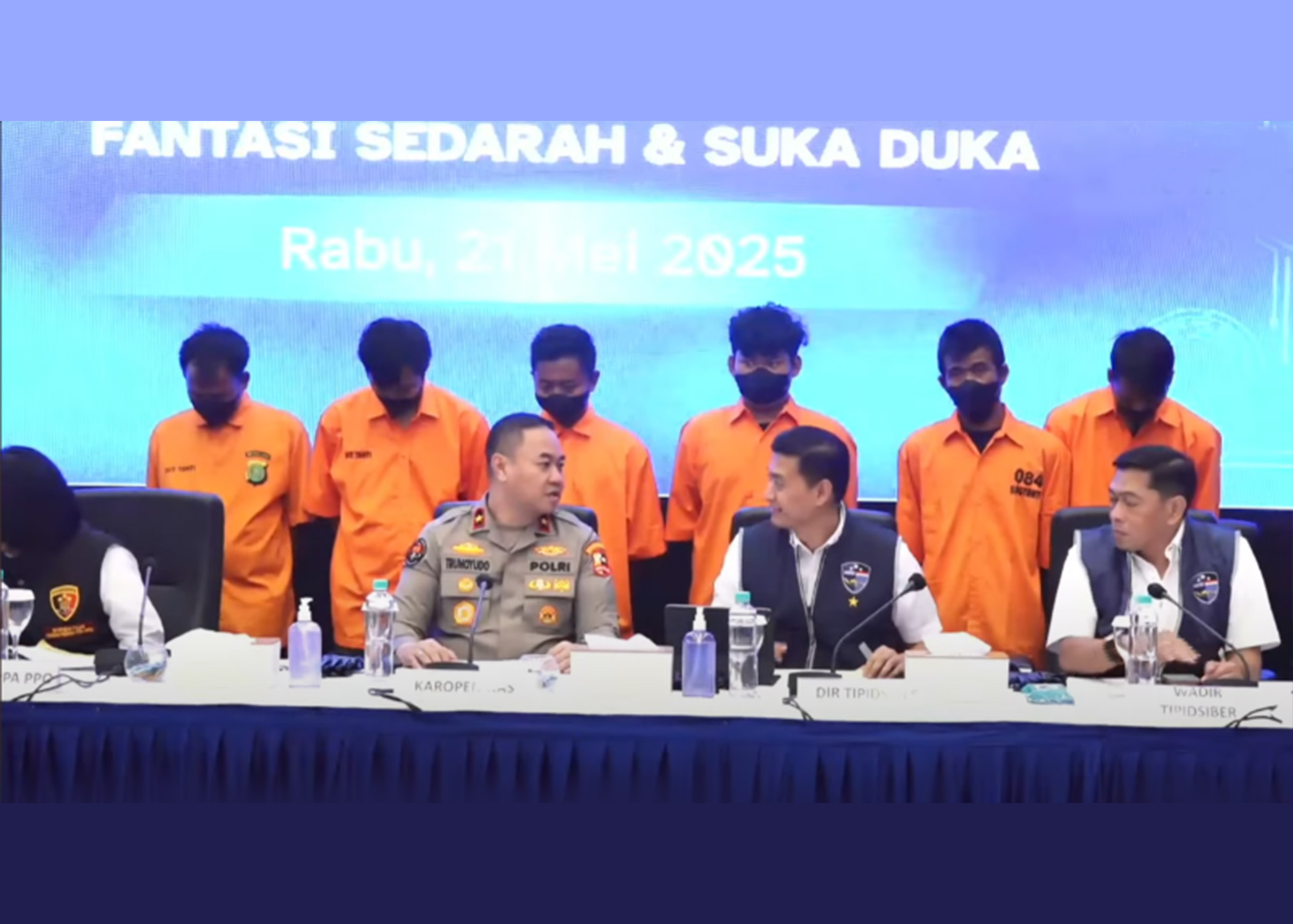 Konferensi pers Bareskrim Polri menghadirkan 6 tersangka di balik grup Facebook "Fantasi Sedarah" yang diseiarkan secara live.
