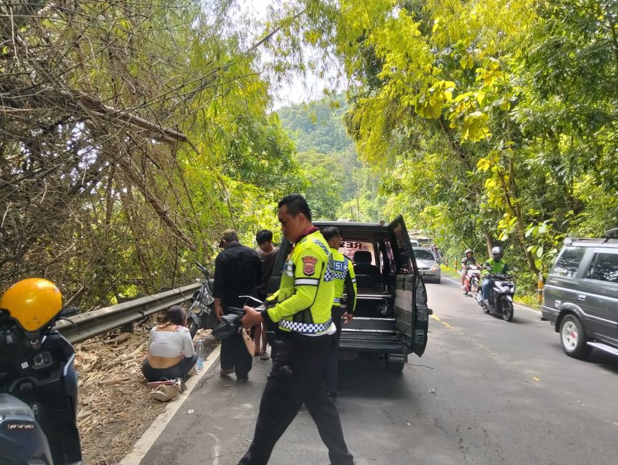 Korban kecelakaan tunggal sedang dalam proses evakuasi menggunakan mobil ambulan.