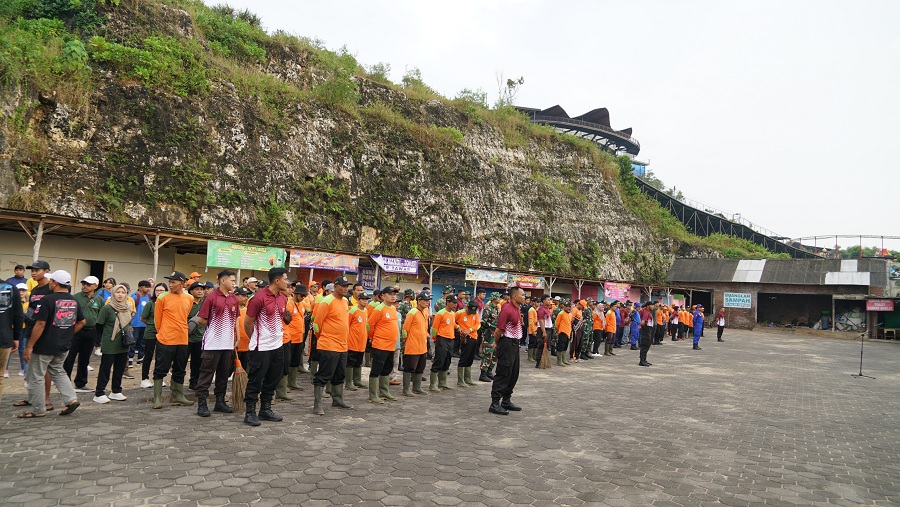 APEL: Tim Bersih Gunungkidul melaksanakan apel sebelum melakukan pembersihan di Pantai Drini&nbsp;Jumat (23/5/2025).