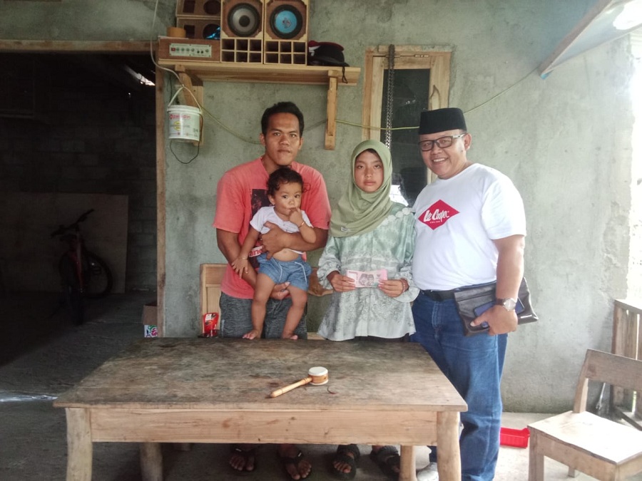 TETAP SEMANGAT: Dari kiri, Edi Susanto, Deswita Anindya dan Aryunadi.