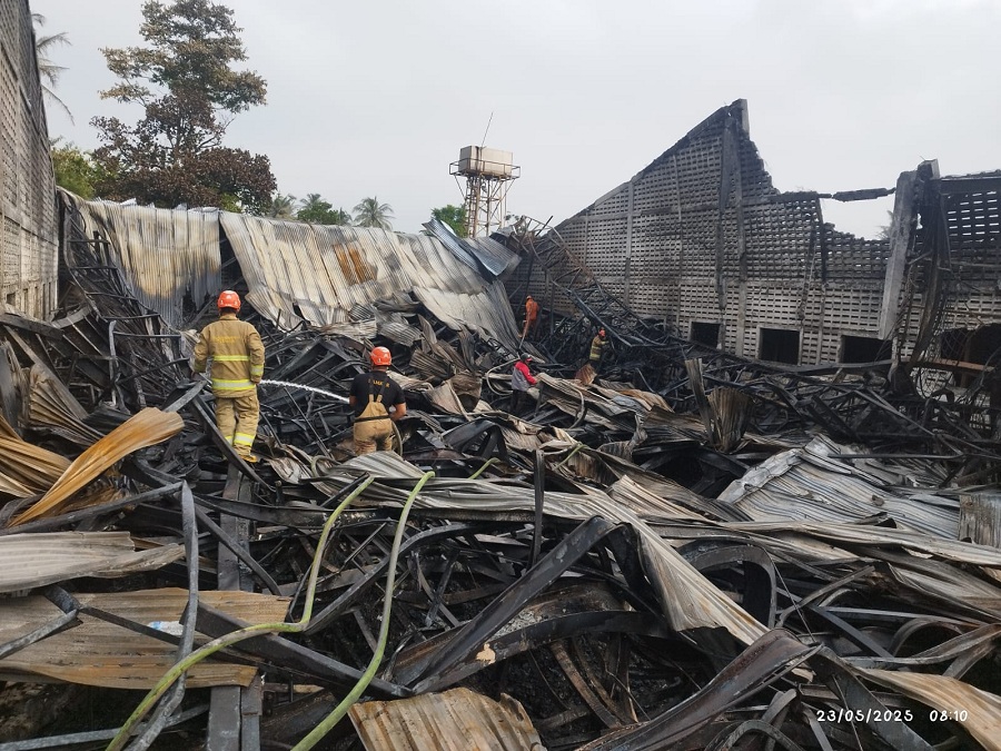 BISA DIKONDISIKAN: Proses pemadaman api di PT Mataram Tunggal Garment (MTG), Balong, Donoharjo, Kapanewon Ngaglik, Jumat (23/5/2025).