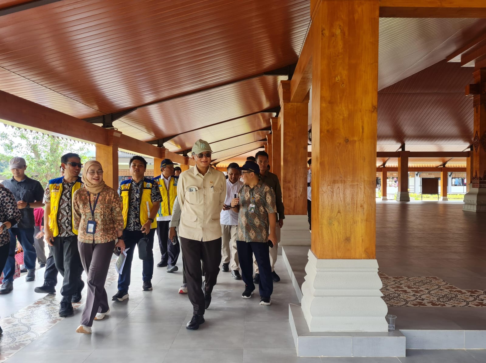 TINJAUAN: Menteri PU Dody Hanggodo didampingi jajarannya saat berkunjung ke Museum dan Kampung Seni Borobudur, Jumat (23/5/2025).