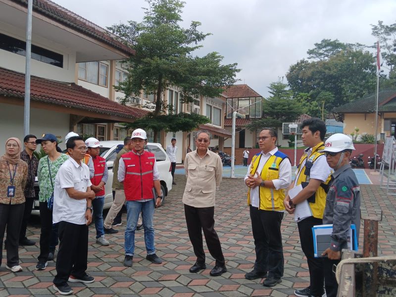 TINJAUAN: Menteri PU didampingi Kepala Sentra Antasena Magelang meninjau renovasi untuk Sekolah Rakyat, Jumat (23/5).