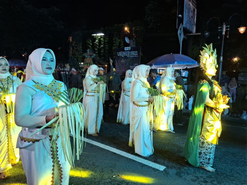 DAYA TARIK: Gelar budaya Desa Wanurejo ke-19 berlangsung meriah, Jumat malam (23/5).