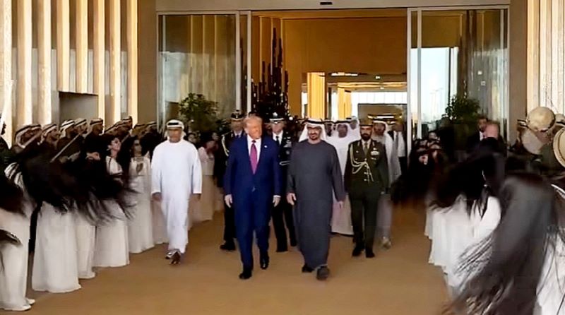 Tarian kibas rambut dalam sambutan Donald Trump di UEA.
