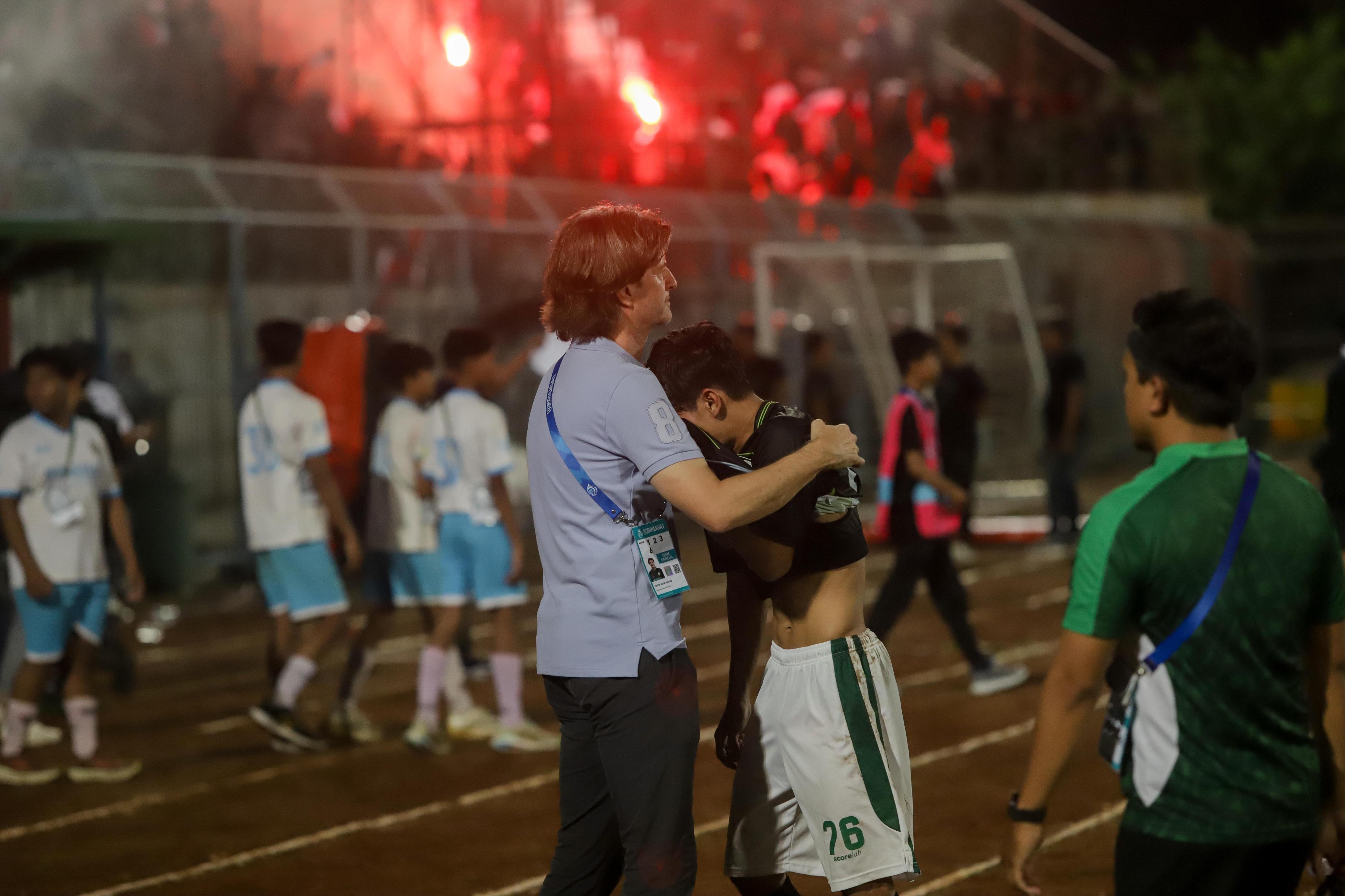 Pelatih PSS Sleman Pieter Huistra memeluk Dominikus Dion