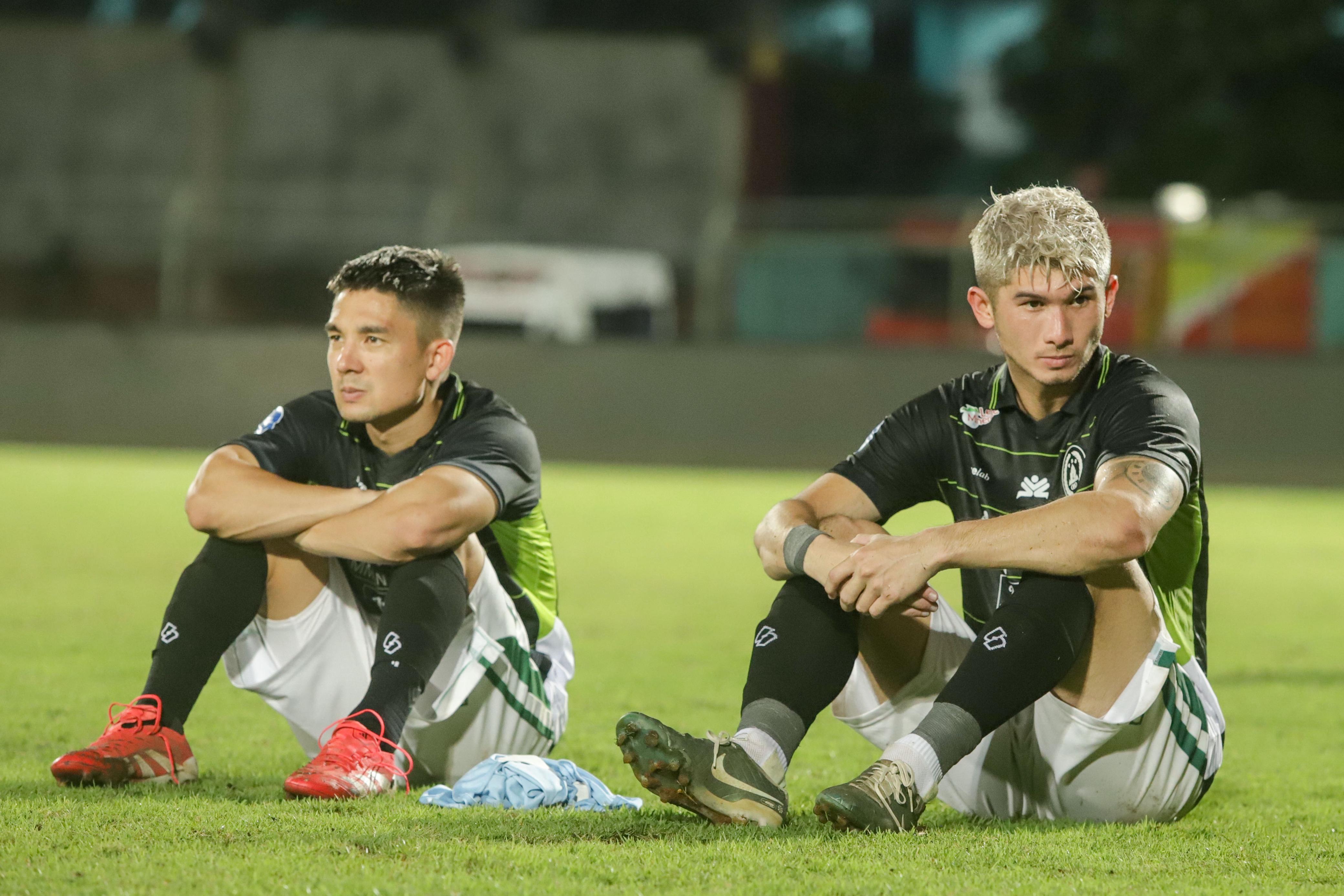 Pemain PSS Sleman Kim Kurniawan dan Kevin Gomes terduduk lemas setelah PSS terdegradasi