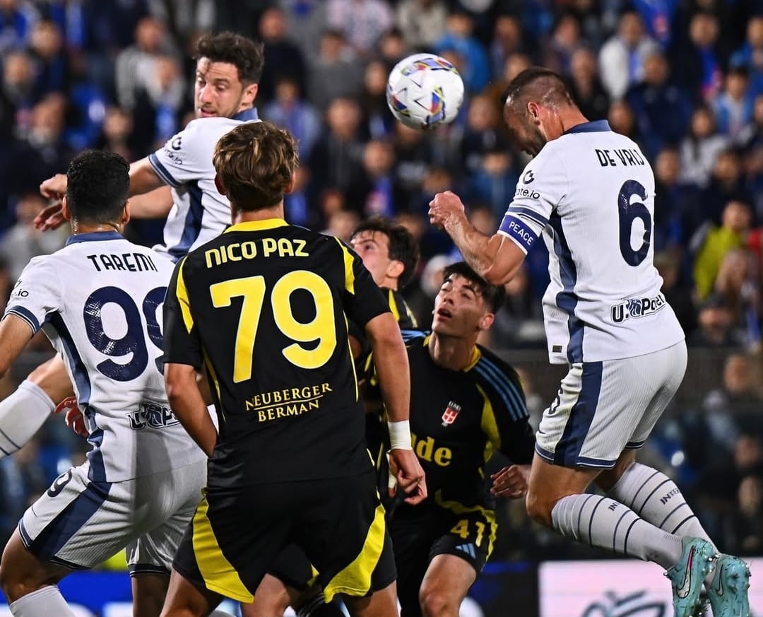 Proses terjadinya gol pertama Inter atas Como oleh tandukan Stefan de Vrij