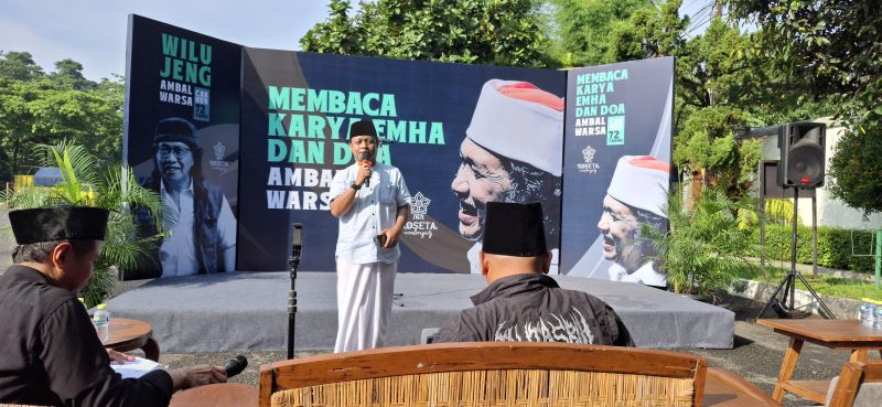 Politisi PKB Kota Jogja Solihul Hadi saat membacakan puisi Memecah Mengutuhkan karya Emha Ainun Nadjib di JEC, Minggu (25/5/2025).&nbsp;
