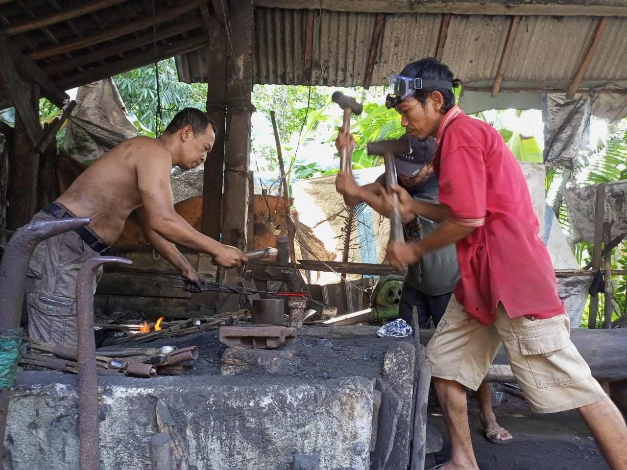 Aktivitas bengkel pande besi di Desa Purwodeso, Kecamatan Sruweng mulai ramai produksi golok dan pisau untuk kebutuhan kurban.